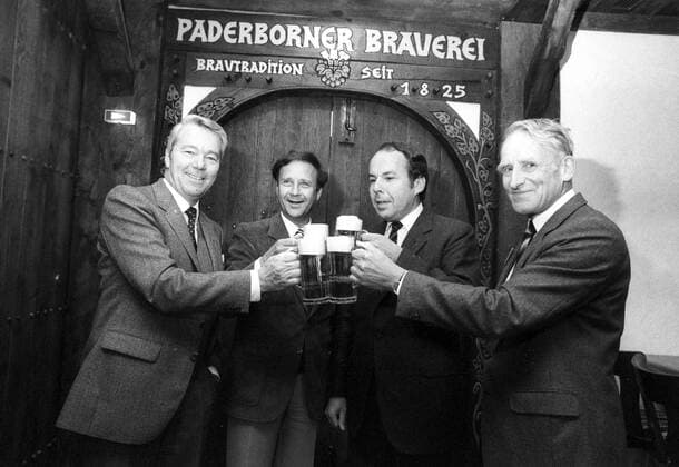 Anstoßen vor der Paderborner Brauerei, re. Eberhard Nies (Paderborner Brauerei GmbH)