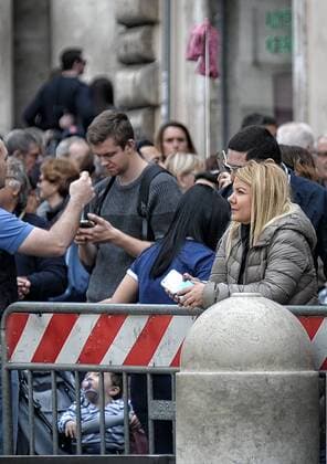 Rom schützt im Vorfeld eines EuropaLeague-Spiels Baudenkmäler vor drohenden Ausschreitungen durch Fußballfans Closed and cordoned off the Trevi Fountain.  Copyright: xRomax xIPAx