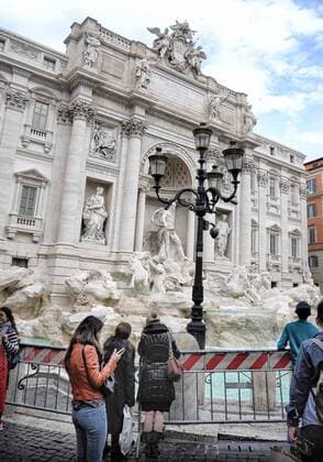 Rom schützt im Vorfeld eines EuropaLeague-Spiels Baudenkmäler vor drohenden Ausschreitungen durch Fußballfans Closed and cordoned off the Trevi Fountain.  Copyright: xRomax xIPAx