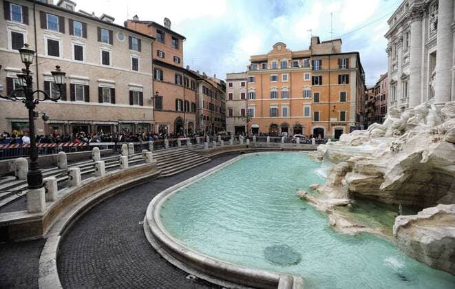 Bilder des Tages Rom schützt im Vorfeld eines EuropaLeague-Spiels Baudenkmäler vor drohenden Ausschreitungen durch Fußballfans Closed and cordoned off the Trevi Fountain.  Copyright: xRomax xIPAx