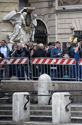Rom schützt im Vorfeld eines EuropaLeague-Spiels Baudenkmäler vor drohenden Ausschreitungen durch Fußballfans Closed and cordoned off the Trevi Fountain.  Copyright: xRomax xIPAx