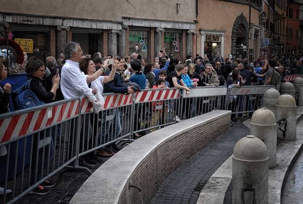Rom schützt im Vorfeld eines EuropaLeague-Spiels Baudenkmäler vor drohenden Ausschreitungen durch Fußballfans Closed and cordoned off the Trevi Fountain.  Copyright: xRomax xIPAx