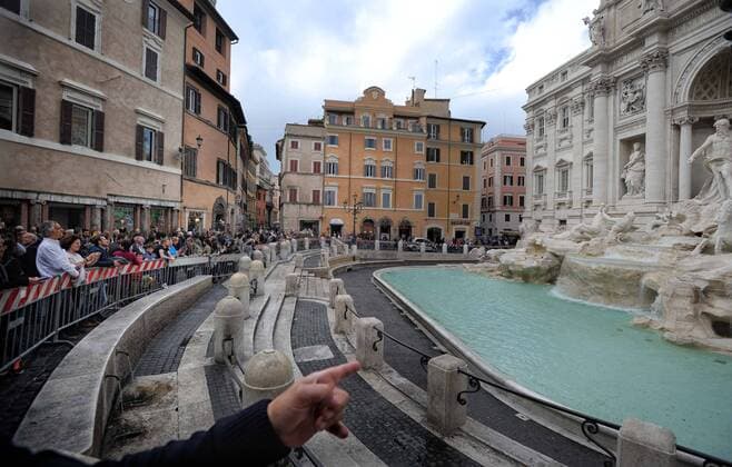 Rom schützt im Vorfeld eines EuropaLeague-Spiels Baudenkmäler vor drohenden Ausschreitungen durch Fußballfans Closed and cordoned off the Trevi Fountain.  Copyright: xRomax xIPAx
