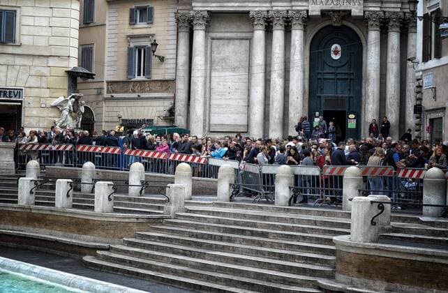 Rom schützt im Vorfeld eines EuropaLeague-Spiels Baudenkmäler vor drohenden Ausschreitungen durch Fußballfans Closed and cordoned off the Trevi Fountain.  Copyright: xRomax xIPAx