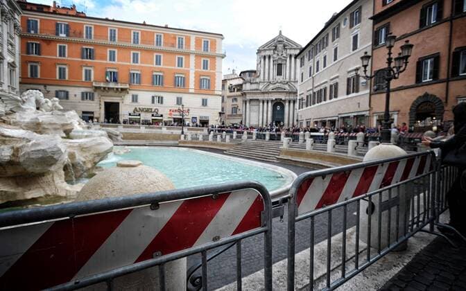 Rom schützt im Vorfeld eines EuropaLeague-Spiels Baudenkmäler vor drohenden Ausschreitungen durch Fußballfans Closed and cordoned off the Trevi Fountain.  Copyright: xRomax xIPAx