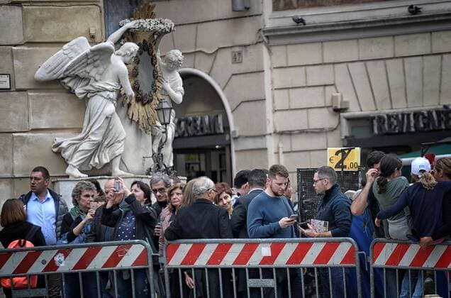 Rom schützt im Vorfeld eines EuropaLeague-Spiels Baudenkmäler vor drohenden Ausschreitungen durch Fußballfans Closed and cordoned off the Trevi Fountain.  Copyright: xRomax xIPAx