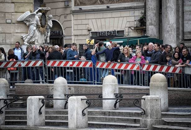 Rom schützt im Vorfeld eines EuropaLeague-Spiels Baudenkmäler vor drohenden Ausschreitungen durch Fußballfans Closed and cordoned off the Trevi Fountain.  Copyright: xRomax xIPAx
