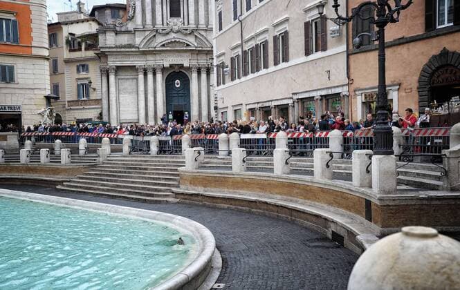 Rom schützt im Vorfeld eines EuropaLeague-Spiels Baudenkmäler vor drohenden Ausschreitungen durch Fußballfans Closed and cordoned off the Trevi Fountain.  Copyright: xRomax xIPAx