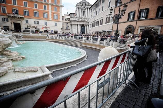 Rom schützt im Vorfeld eines EuropaLeague-Spiels Baudenkmäler vor drohenden Ausschreitungen durch Fußballfans Closed and cordoned off the Trevi Fountain.  Copyright: xRomax xIPAx