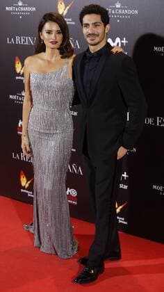 The Queen of Spain Filmpremiere in Madrid Spanish actress Penelope Cruz (L) and actor Chino Darin (R) pose for the media during the premier of La Reina de Espana (The Queen of Spain) held at Callao Cinema of Madrid, Spain on 24 November 2016. premier of La Reina de Espana (The Queen of Spain) !ACHTUNG: NUR REDAKTIONELLE NUTZUNG!  20161124-636156218854137022