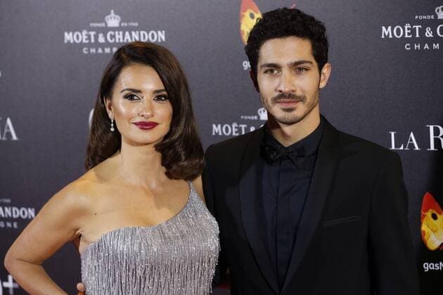 The Queen of Spain Filmpremiere in Madrid Spanish actress Penelope Cruz (L) and actor Chino Darin (R) pose for the media during the premier of La Reina de Espana (The Queen of Spain) held at Callao Cinema of Madrid, Spain on 24 November 2016. premier of La Reina de Espana (The Queen of Spain) !ACHTUNG: NUR REDAKTIONELLE NUTZUNG!  20161124-636156218864588821
