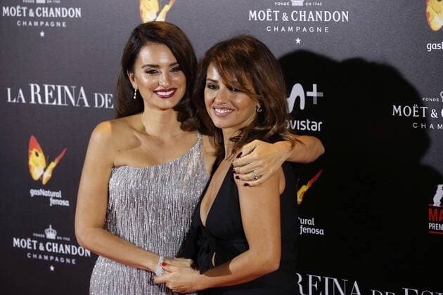 The Queen of Spain Filmpremiere in Madrid Spanish actress Penelope Cruz (L) embraces his sister Monica Cruz (R) during the premier of La Reina de Espana (The Queen of Spain) held at Callao Cinema of Madrid, Spain on 24 November 2016. premier of La Reina de Espana (The Queen of Spain) !ACHTUNG: NUR REDAKTIONELLE NUTZUNG!  20161124-636156219495130084