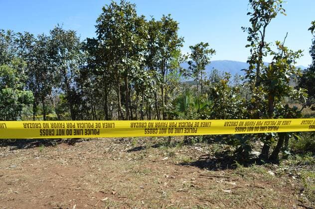 Mexiko: Polizei findet verscharrte Leichen in Guerrero Members of the State Special Force of Police work at the site where 20 clandestine tombs were found, in municipality of Zitlala, in the Mexican state of Guerrero, 24 November 2016. 32 bodies and nine heads were recovered from 17 of the 20 clandestine tombs, according to spokesman of the Group of Security Coordination of Guerrero, Roberto Alvarez Heredia. 32 bodies found in clandestine tombs in Mexico !ACHTUNG: NUR REDAKTIONELLE NUTZUNG!  MEX40 20161125-636156476508194175