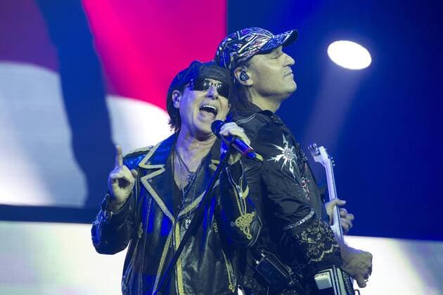 Klaus MEINE, Gesang, Matthias JABS, Gitarre, SCORPIONS, Hard-Rock- Heavy-Metal-Band, bei ihrem Konzert in der Lanxess Arena, Koelnarena, 19.11.2016 in Koeln Deutschland.