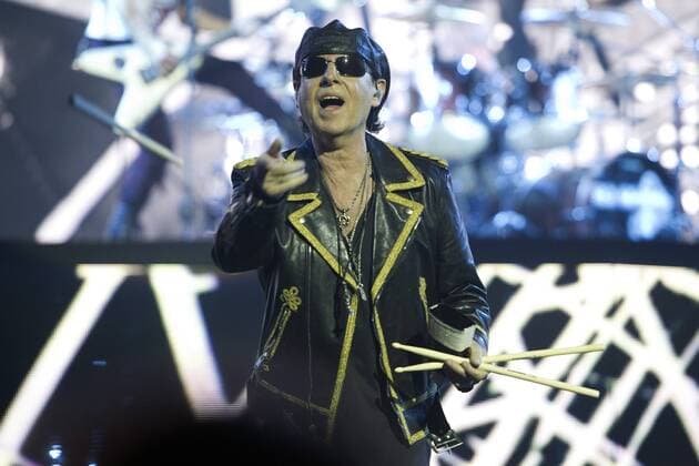 Klaus MEINE, Gesang, Gitarre, SCORPIONS, Hard-Rock- Heavy-Metal-Band, bei ihrem Konzert in der Lanxess Arena, Koelnarena, 19.11.2016 in Koeln Deutschland.
