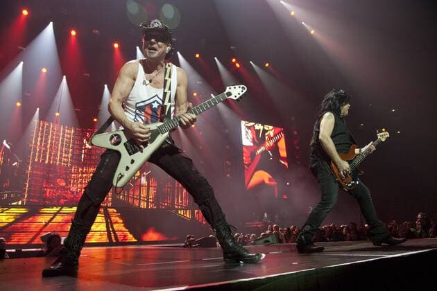 Rudolf SCHENKER, Gitarre, Gesang, Pawel MACIWODA, Bass, SCORPIONS, Hard-Rock- Heavy-Metal-Band, bei ihrem Konzert in der Lanxess Arena, Koelnarena, 19.11.2016 in Koeln Deutschland.