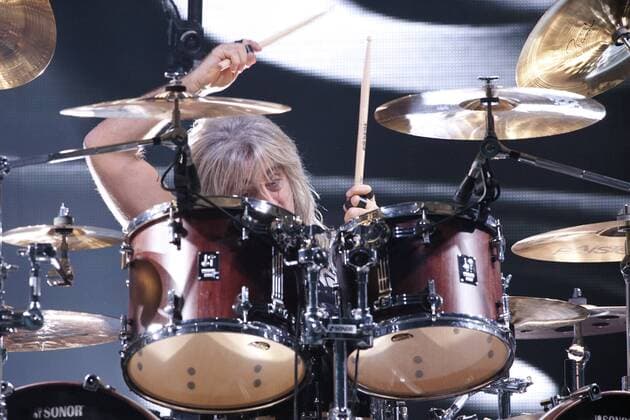 Mickey DEE, Schlagzeug, Drums, Drummer, SCORPIONS, Hard-Rock- Heavy-Metal-Band, bei ihrem Konzert in der Lanxess Arena, Koelnarena, 19.11.2016 in Koeln Deutschland.