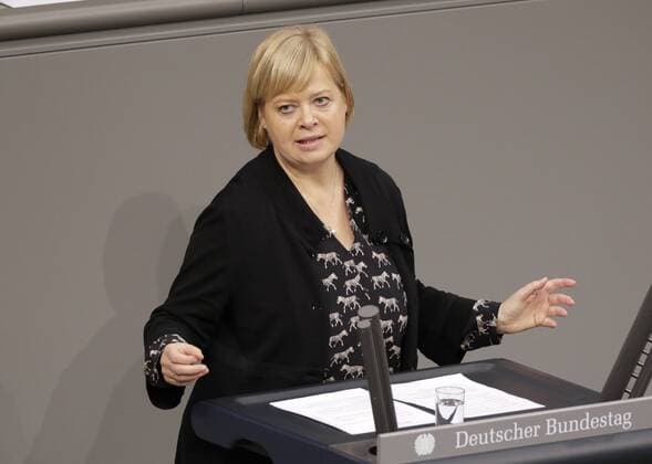 Berlin, 25.11.2016, Bundestag Plenum, Große Koalition verabschiedet Haushalt 2017, Dr. Gesine Lötzsch (DIE LINKE)