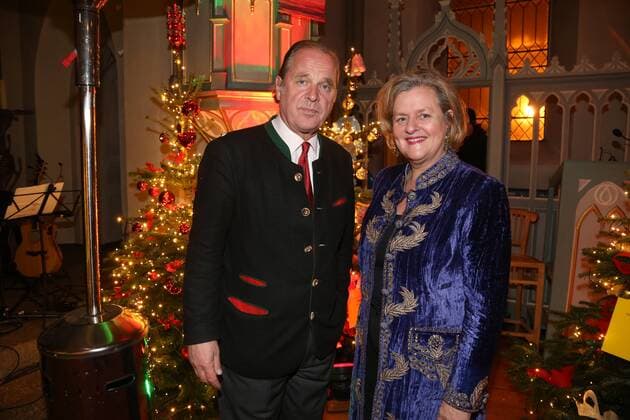 Enno von Ruffin und Christiane Gräfin zu Rantzau Benefizkonzert von Vicky Leandros und Charity-Versteigerung von Weihnachtsbäumen in der Kirche St. Marien in Basthorst bei Hamburg am 25.11.2016
