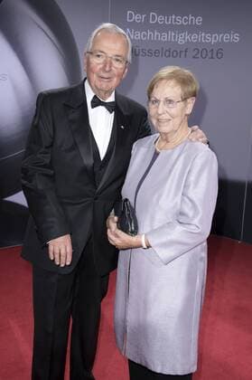 Klaus Töpfer mit Ehefrau Monika bei der Verleihung des Deutschen Nachhaltigkeitspreises 2016 im Maritim Hotel. Düsseldorf, 25.11.2016 Foto:xF.xKernx xFuturexImage
