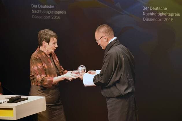 Barbara Hendricks und S.E. Lyonchhen Tshering Tobgay bei der Verleihung des Deutschen Nachhaltigkeitspreises 2016 im Maritim Hotel. Düsseldorf, 25.11.2016 Foto:xF.xKernx xFuturexImage