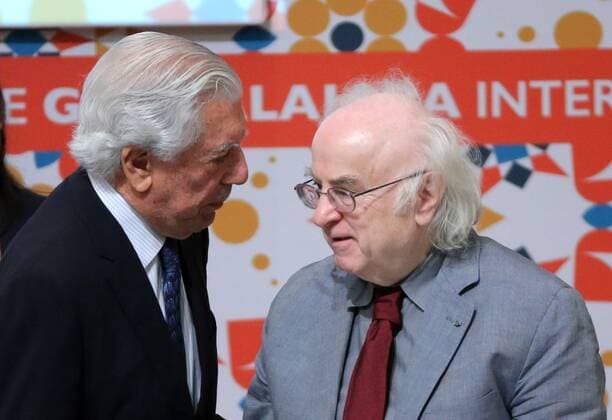 Buchmesse in Guadalajara, Mexiko Romanian writer Norman Manea (R) talks to Peruvian writer and Nobel Literature Prize Mario Vargas Llosa during the inauguration of the 30th International Book Fair (FIL in Spanish) of Guadalajara in Jalisco, Mexico, 26 November 2016. Manea received the FIL Award in Romance Languages, becoming the first Romanian-speaking writer to win the award. EFE Jose Mendez ROMANIAN WRITER NORMAN MANEA AT THE FIL !ACHTUNG: NUR REDAKTIONELLE NUTZUNG!  MEX001 20161126-636157927726720783
