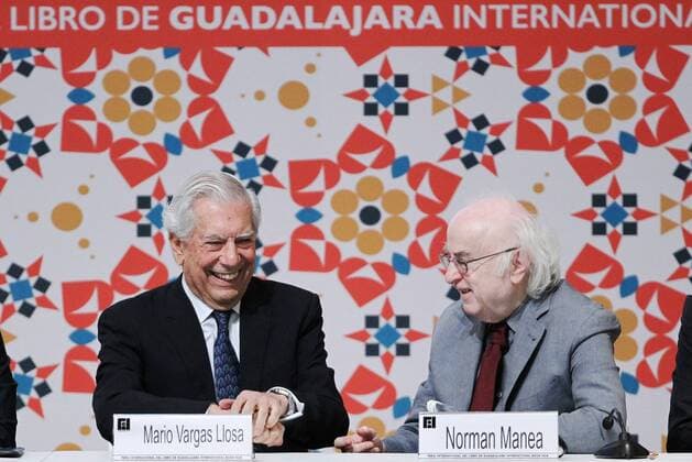 Bilder des Tages Buchmesse in Guadalajara, Mexiko Romanian writer Norman Manea (R) talks to Peruvian Nobel Literature Prize Mario Vargas Llosa during the inauguration of the 30th International Book Fair (FIL in Spanish) of Guadalajara in Jalisco, Mexico, 26 November 2016. Manea received the FIL Award in Romance Languages, becoming the first Romanian-speaking writer to win the award. ROMANIAN WRITER NORMAN MANEA AT THE FIL !ACHTUNG: NUR REDAKTIONELLE NUTZUNG!  MEX001 20161126-636157933402807094