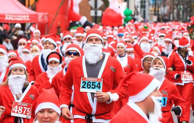 Bilder des Tages Santa Run in Toronto, Kanada (161126) -- TORONTO, Nov. 26, 2016 -- Participants dressed in Santa suits take part in the 2016 Santa 5K Run in Burlington, Ontario, Canada, Nov. 26, 2016. Over 2,000 runners participated in the annual race on Saturday to support a charity of children with disabilities. ) CANADA-ONTARIO-BURLINGTON-SANTA RUN ZouxZheng 