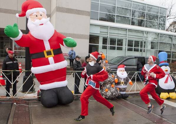 Santa Run in Toronto, Kanada (161126) -- TORONTO, Nov. 26, 2016 -- Participants dressed in Santa suits take part in the 2016 Santa 5K Run in Burlington, Ontario, Canada, Nov. 26, 2016. Over 2,000 runners participated in the annual race on Saturday to support a charity of children with disabilities. ) CANADA-ONTARIO-BURLINGTON-SANTA RUN ZouxZheng 
