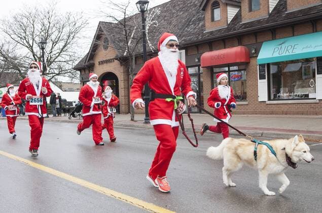 Santa Run in Toronto, Kanada (161126) -- TORONTO, Nov. 26, 2016 -- Participants dressed in Santa suits take part in the 2016 Santa 5K Run in Burlington, Ontario, Canada, Nov. 26, 2016. Over 2,000 runners participated in the annual race on Saturday to support a charity of children with disabilities. ) CANADA-ONTARIO-BURLINGTON-SANTA RUN ZouxZheng 