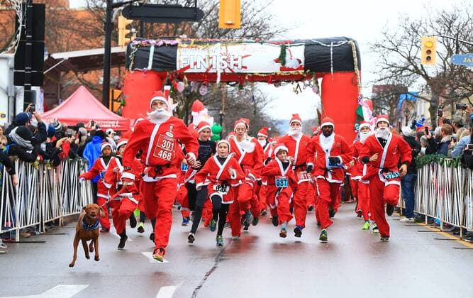 Santa Run in Toronto, Kanada (161126) -- TORONTO, Nov. 26, 2016 -- Participants dressed in Santa suits take part in the 2016 Santa 5K Run in Burlington, Ontario, Canada, Nov. 26, 2016. Over 2,000 runners participated in the annual race on Saturday to support a charity of children with disabilities. ) CANADA-ONTARIO-BURLINGTON-SANTA RUN ZouxZheng 