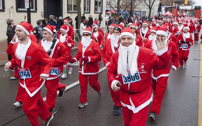 Santa Run in Toronto, Kanada (161126) -- TORONTO, Nov. 26, 2016 -- Participants dressed in Santa suits take part in the 2016 Santa 5K Run in Burlington, Ontario, Canada, Nov. 26, 2016. Over 2,000 runners participated in the annual race on Saturday to support a charity of children with disabilities. ) CANADA-ONTARIO-BURLINGTON-SANTA RUN ZouxZheng 