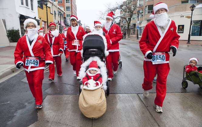 Santa Run in Toronto, Kanada (161126) -- TORONTO, Nov. 26, 2016 -- Participants dressed in Santa suits take part in the 2016 Santa 5K Run in Burlington, Ontario, Canada, Nov. 26, 2016. Over 2,000 runners participated in the annual race on Saturday to support a charity of children with disabilities. ) CANADA-ONTARIO-BURLINGTON-SANTA RUN ZouxZheng 