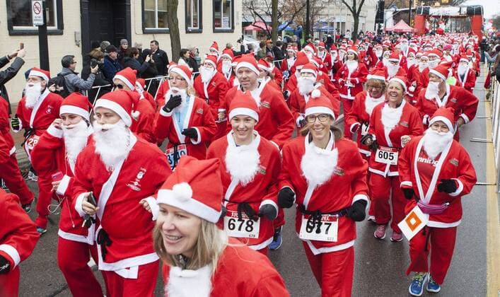 Santa Run in Toronto, Kanada (161126) -- TORONTO, Nov. 26, 2016 -- Participants dressed in Santa suits take part in the 2016 Santa 5K Run in Burlington, Ontario, Canada, Nov. 26, 2016. Over 2,000 runners participated in the annual race on Saturday to support a charity of children with disabilities. ) CANADA-ONTARIO-BURLINGTON-SANTA RUN ZouxZheng 