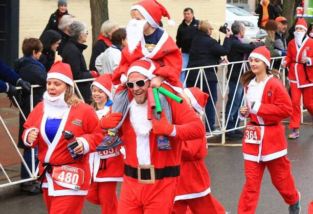 Santa Run in Toronto, Kanada (161126) -- TORONTO, Nov. 26, 2016 -- Participants dressed in Santa suits take part in the 2016 Santa 5K Run in Burlington, Ontario, Canada, Nov. 26, 2016. Over 2,000 runners participated in the annual race on Saturday to support a charity of children with disabilities. ) CANADA-ONTARIO-BURLINGTON-SANTA RUN ZouxZheng 