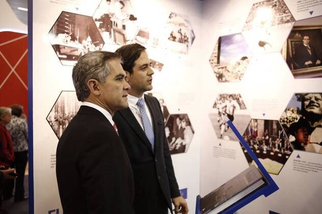 Mexico City s Chief of Government Miguel Angel Mancera (L) and Director of Agencia EFE for Mexico Raul Cortes (R) at the stand of Agencia EFE on the occasion of its 50 years presence in the country, during the 30th International Book Fair (FIL in Spanish) in Guadalajara, Jalisco, Mexico, 26 November 2016. INTERNATIONAL BOOK FAIR IN GUADALAJARA !ACHTUNG: NUR REDAKTIONELLE NUTZUNG!  MEX001 20161126-636157962768417011