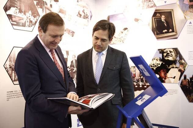 Spain s Ambassador in Mexico Luis Fernandez-Cid (L) and Director of Agencia EFE for Mexico Raul Cortes (R) at the stand of Agencia EFE on the occasion of its 50 years presence in the country, during the 30th International Book Fair (FIL in Spanish) in Guadalajara, Jalisco, Mexico, 26 November 2016. INTERNATIONAL BOOK FAIR IN GUADALAJARA !ACHTUNG: NUR REDAKTIONELLE NUTZUNG!  MEX001 20161126-636157962782613102