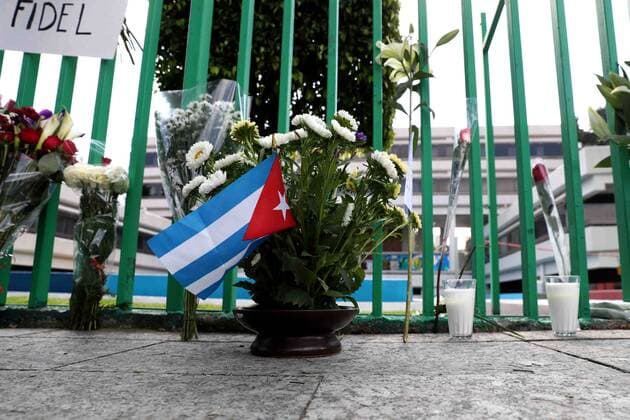 Trauer um Fidel Castro vor der kubanischen Botschaft in Mexiko-Stadt November 26, 2016 - Mexico - EUM20161126NAC11.JPG.CIUDAD DE MEXICO Death Deceso-Fidel Castro.- Tras la noticia de la muerte del lider de la Revolucion cubana, Fidel Castro, algunas personas acuden a la embajada de Cuba en Mexico para colocar flores y mensajes en memoria del ex mandatario caribeno, el sabado 26 de noviembre de 2016.  - ZUMAu78_ 20161126_zaf_u78_016