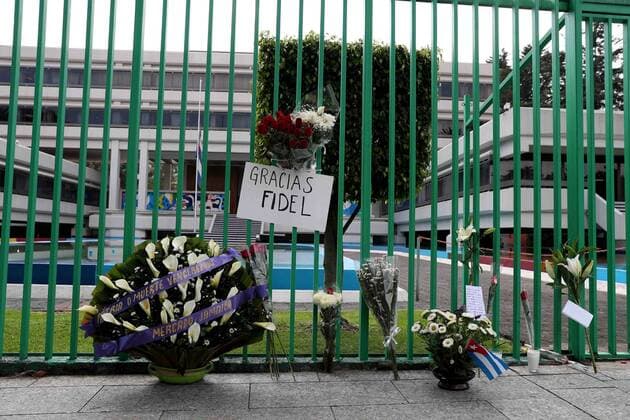 Trauer um Fidel Castro vor der kubanischen Botschaft in Mexiko-Stadt November 26, 2016 - Mexico - EUM20161126NAC13.JPG.CIUDAD DE MEXICO Death Deceso-Fidel Castro.- Tras la noticia de la muerte del lider de la Revolucion cubana, Fidel Castro, algunas personas acuden a la embajada de Cuba en Mexico para colocar flores y mensajes en memoria del ex mandatario caribeno, el sabado 26 de noviembre de 2016.  - ZUMAu78_ 20161126_zaf_u78_017