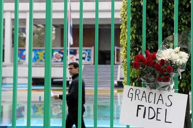 Trauer um Fidel Castro vor der kubanischen Botschaft in Mexiko-Stadt November 26, 2016 - Mexico - EUM20161126NAC15.JPG.CIUDAD DE MEXICO Death Deceso-Fidel Castro.- Tras la noticia de la muerte del lider de la Revolucion cubana, Fidel Castro, algunas personas acuden a la embajada de Cuba en Mexico para colocar flores y mensajes en memoria del ex mandatario caribeno, el sabado 26 de noviembre de 2016.  - ZUMAu78_ 20161126_zaf_u78_019