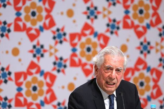 Buchmesse in Guadalajara, Mexiko Peruvian writer and Nobel Literature Prize Mario Vargas Llosa participates at the opening of the Literary Programme of Latin America during the inauguration of the 30th International Book Fair (FIL in Spanish) of Guadalajara in Jalisco, Mexico, 26 November 2016. ROMANIAN WRITER NORMAN MANEA AT THE FIL !ACHTUNG: NUR REDAKTIONELLE NUTZUNG!  MEX001 20161127-636158048981758721