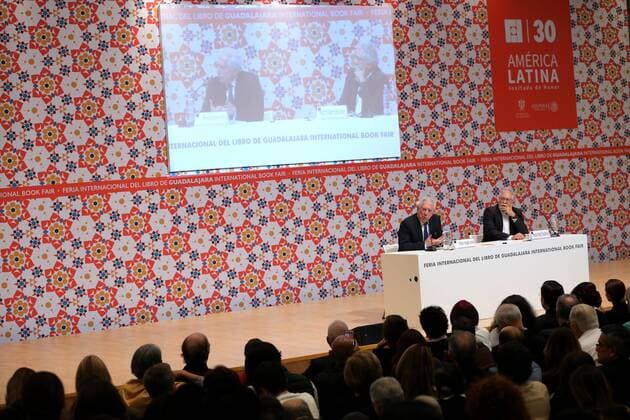 Buchmesse in Guadalajara, Mexiko Peruvian writer and Nobel Literature Prize Mario Vargas Llosa (L) and Colombian writer Hector Abad participate at the opening of the Literary Programme of Latin America during the inauguration of the 30th International Book Fair (FIL in Spanish) of Guadalajara in Jalisco, Mexico, 26 November 2016. ROMANIAN WRITER NORMAN MANEA AT THE FIL !ACHTUNG: NUR REDAKTIONELLE NUTZUNG!  MEX001 20161127-636158049597494668