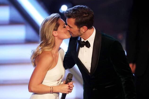 Themen der Woche Bilder des Tages ARD - Das Adventsfest der 100.000 Lichter. Fernsehmoderator Florian Silbereisen und Sängerin Helene Fischer während der ARD Fernsehshow Das Adventsfest der 100.000 Lichter am 26.11.2016 in Suhl.