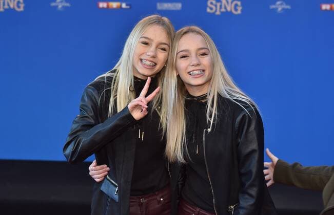 Die YouTuber Lisa und Lena posiert am 27.11.2016 in Köln bei der Premiere des Kino Film sing .