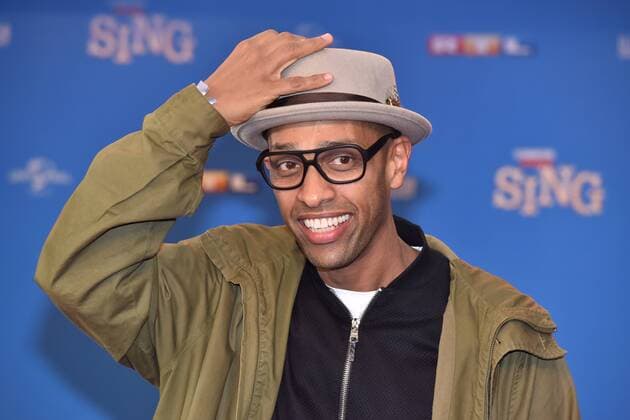 Moderator Amiaz Habtu posiert am 27.11.2016 in Köln bei der Premiere des Kino Film sing .