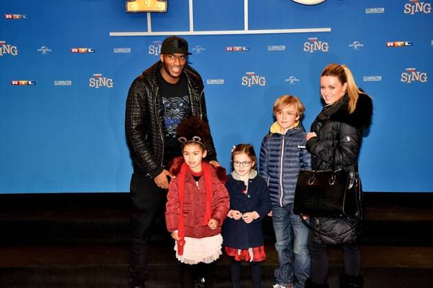 Der Fussballspieler Anthony Modeste mit Frau und Kindern posiert am 27.11.2016 in Köln bei der Premiere des Kino Film sing .