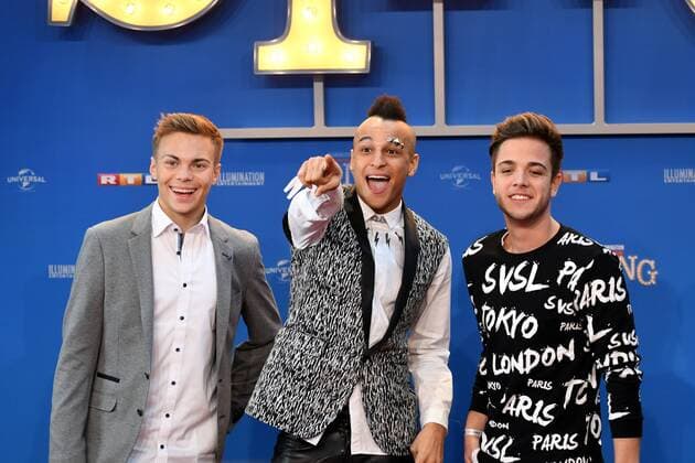 Lukas Pratschker, Prince Damian and Luca Haenni posiert am 27.11.2016 in Köln bei der Premiere des Kino Film sing .