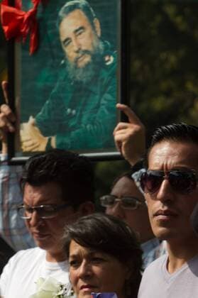 Trauer um Fidel Castro in Mexiko (161128) -- MEXICO CITY, Nov. 27, 2016 -- A man holds a photo of Cuban revolutionary leader Fidel Cao in front of the Cuban Embassy in Mexico City, capital of Mexico, on Nov. 27, 2016. )(zcc) MEXICO-MEXICO CITY-CUBA-FIDEL CAO-MOURN STR 