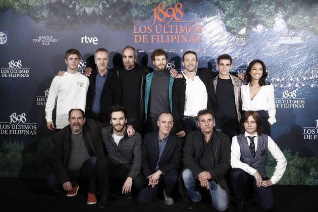 Spanish director Salvador Calvo (3R) poses with his cast during the presentation of the film Los Ultimos de Filipinas (last ones in Philippines) in Madrid, Spain, on 28 November 2016. The film will be shown on cinemas from 02 December 2016. PRESENTATION OF THE FILM LOS ULTIMOS DE FILIPINAS !ACHTUNG: NUR REDAKTIONELLE NUTZUNG!  20161128-636159379092881743