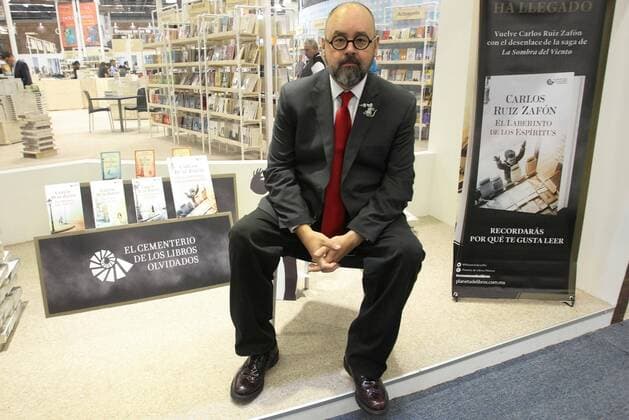 Carlos Ruiz Zafon bei Buchmesse in Guadalajara, Mexiko Spanish writer Carlos Ruiz Zafon poes during a a press conference during the 30th Internaitonal Book Fair of Guadalajara in Jalisco, Mexico. CARLOS RUIZ ZAFON AT THE INTERNATIONAL BOOK FAIR OF GUADALAJARA !ACHTUNG: NUR REDAKTIONELLE NUTZUNG!  MEX002 20161128-636159673569420163
